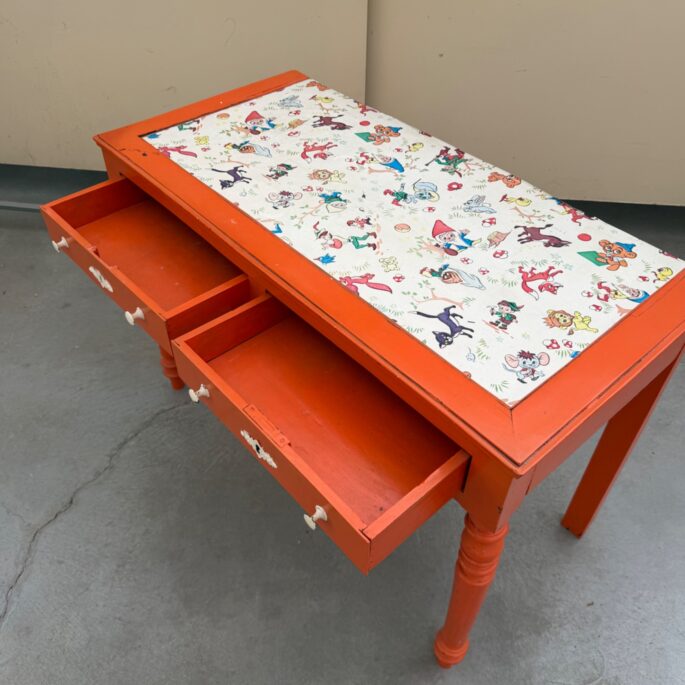 Oranžs koka rakstāmgalds ar ornamentālu virsmu (Prece uz pasūtījumu)