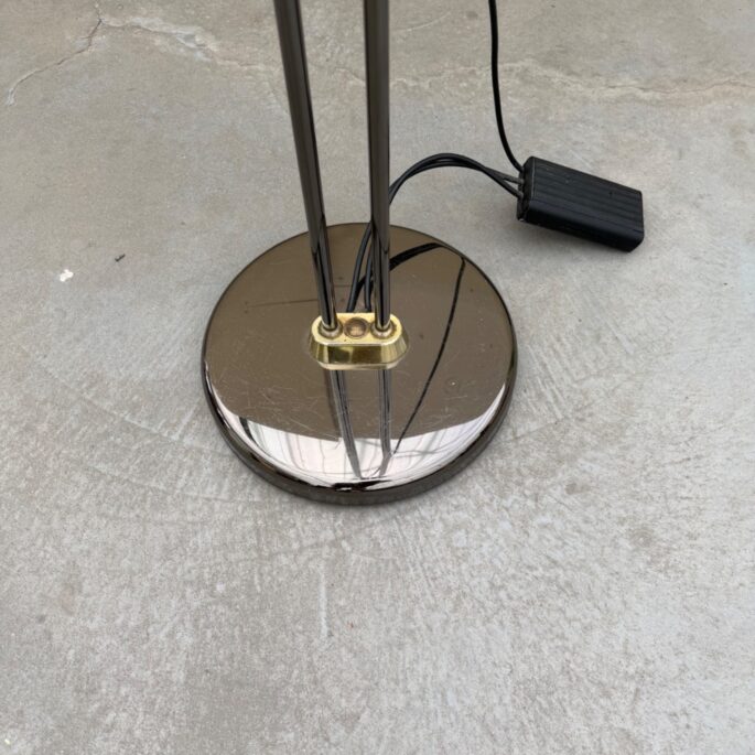 Metāla stāvlampa ar dubulto apgaismojumu (Prece uz pasūtījumu)