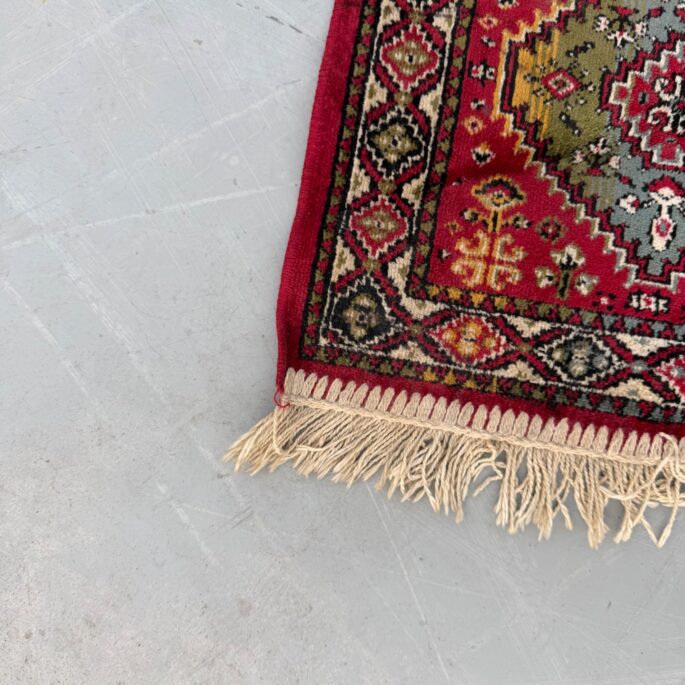 Neliels rakstains paklājs ar bārkstīm (34 x 75 cm)