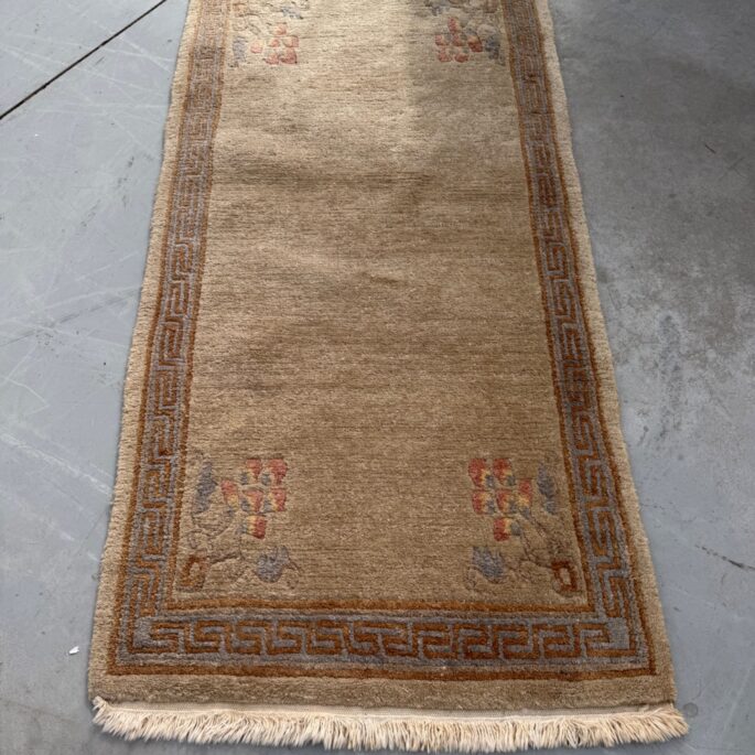 Mazs bēšs paklājs ar ornamentiem