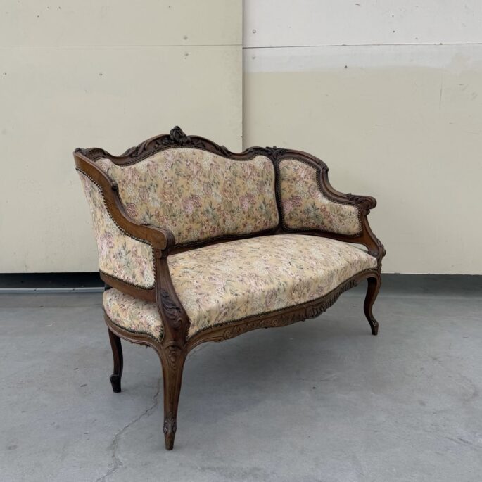 Rokoko stila sofa (prece uz pasūtījumu)