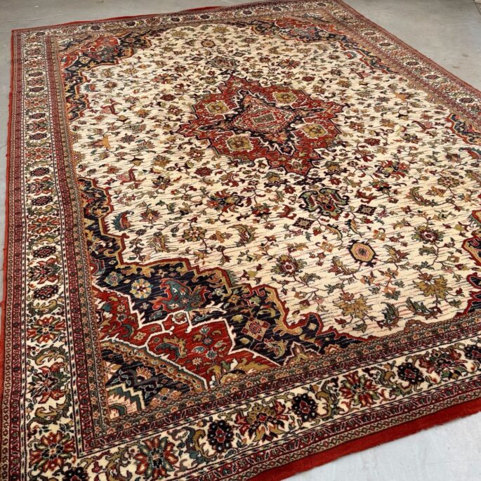 Vilnas paklājs ar ornamentiem (287 x 400 cm)
