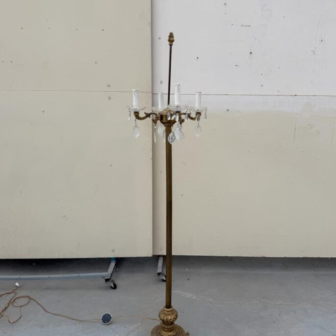 Metāla stāvlampa (prece uz pasūtījumu)