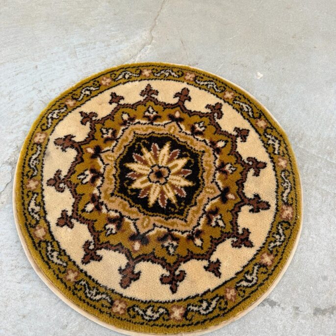Apaļš vilnas paklājs ar ornamentiem (D- 49 cm)