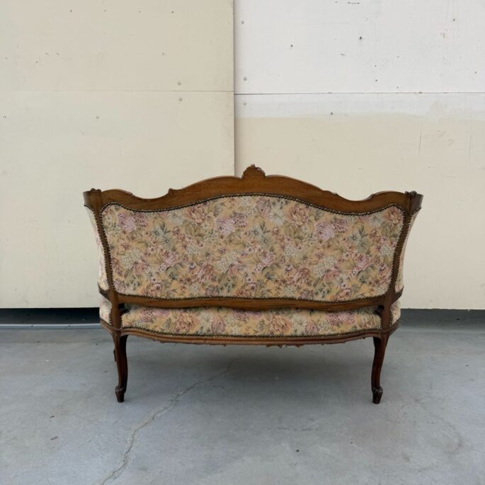 Rokoko stila sofa (prece uz pasūtījumu)