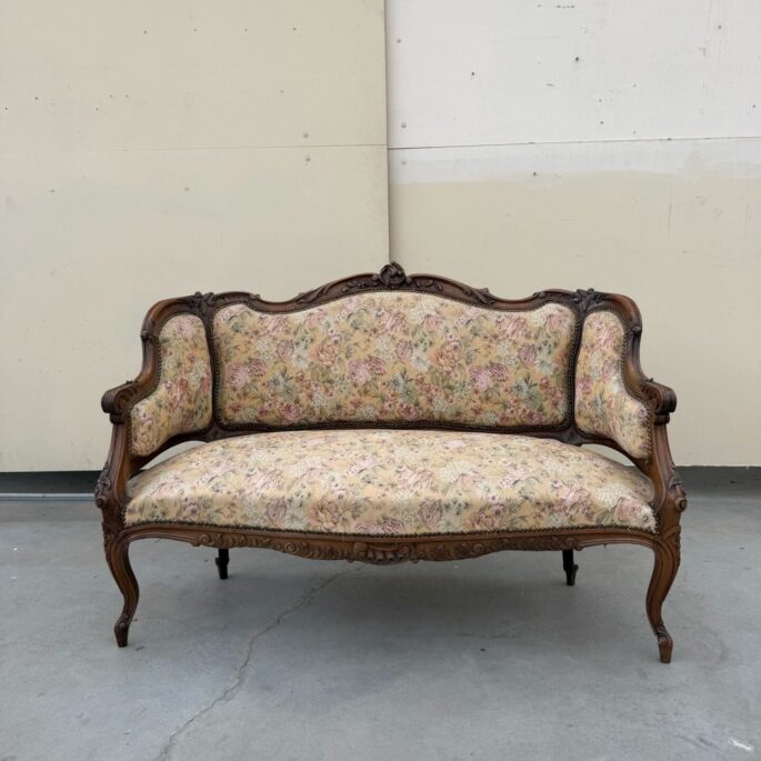 Rokoko stila sofa (prece uz pasūtījumu)