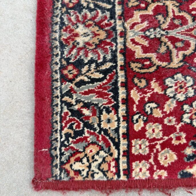 Sarkans paklājs ar ornamentiem (51 x 71 cm)