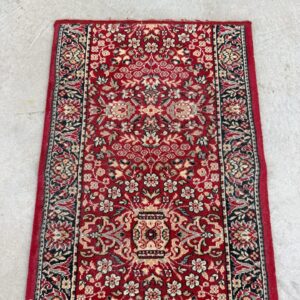 Sarkans paklājs ar ornamentiem (51 x 71 cm)
