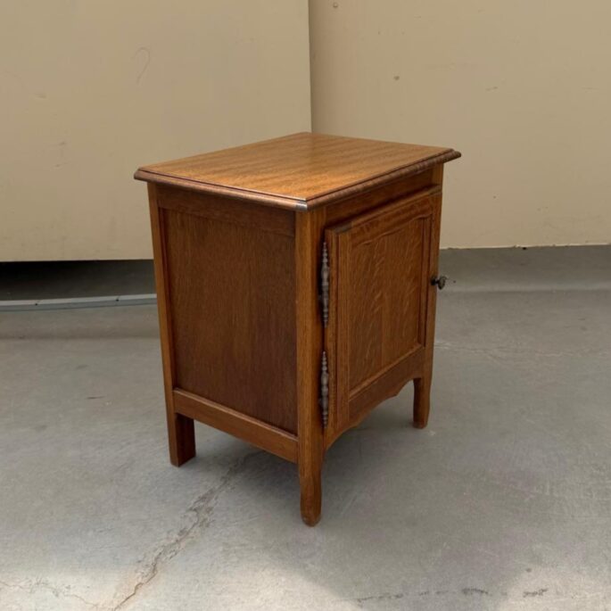Vintāžas stila naktsskapītis ar durtiņām (prece uz pasūtījumu)