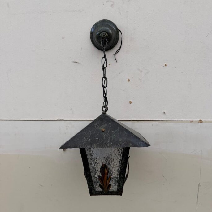 Metāla griestu lampa ar stiklojumu (prece uz pasūtījumu)