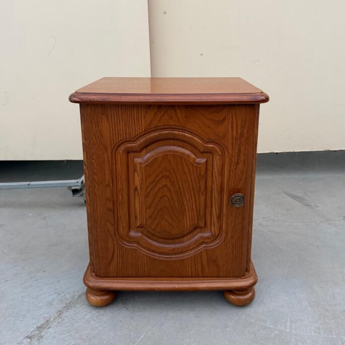 Naktsskapītis ar durtiņām
