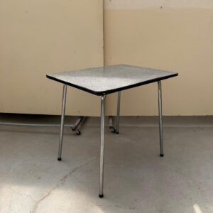 Virtuves ēdamgalds (prece uz pasūtījumu)