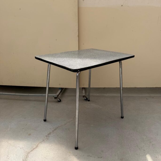 Virtuves ēdamgalds (prece uz pasūtījumu)