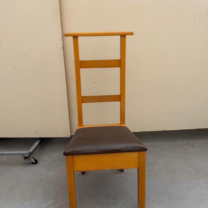 Koka krēsls (pieejami 3 gab.)