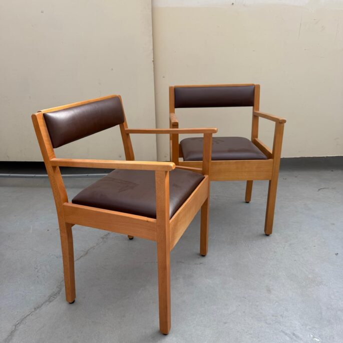 Koka krēsls ar atveramu sēdvirsmu (prece uz pasūtījumu)