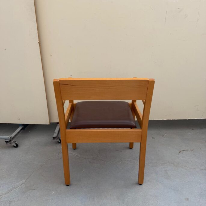 Koka krēsls ar atveramu sēdvirsmu (prece uz pasūtījumu)