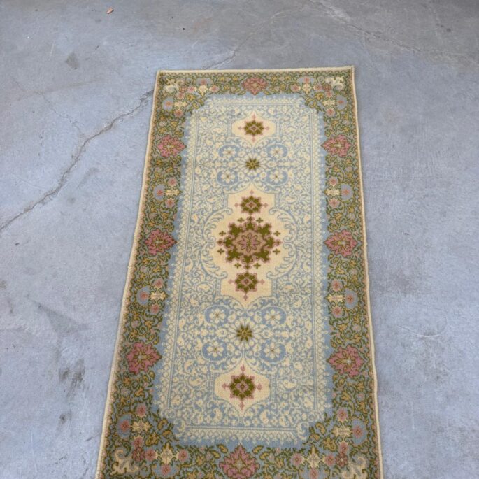 Paklājs ar ornamentiem (60 x 135 cm)