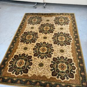 Paklājs ar ornamentiem (170 x 237 cm)