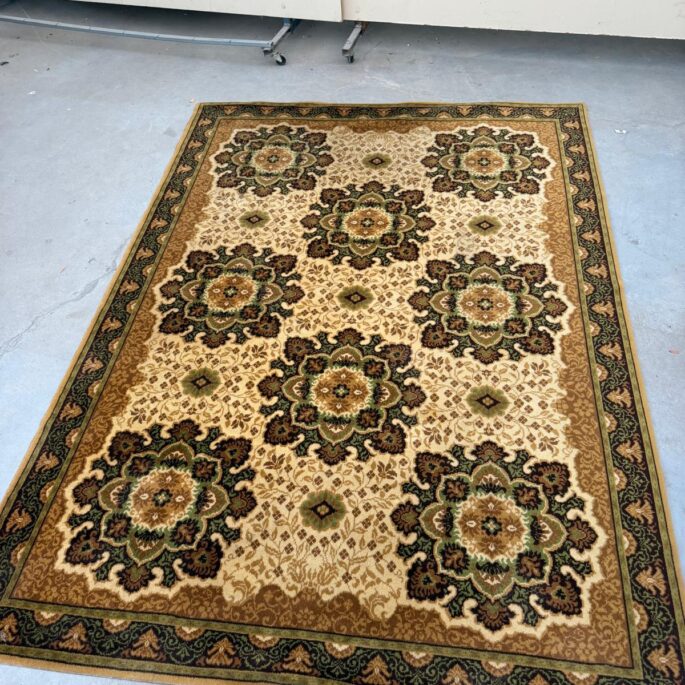Paklājs ar ornamentiem (170 x 237 cm)