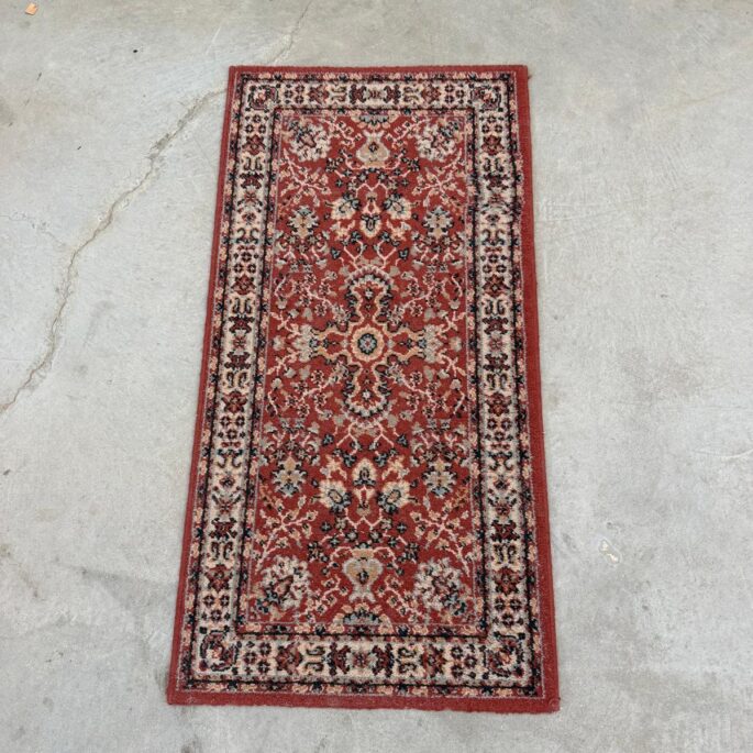 Paklājs ar ornamentiem (59 x 116 cm)