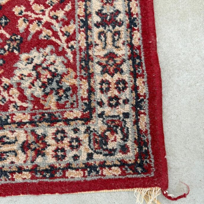 Paklājs ar ornamentiem (59 x 116 cm)