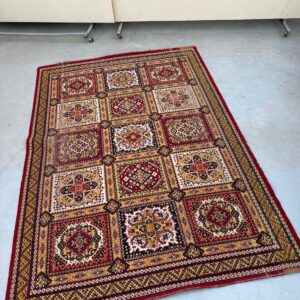 Paklājs ar ornamentiem (171 x 241 cm)