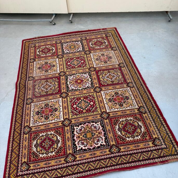 Paklājs ar ornamentiem (171 x 241 cm)