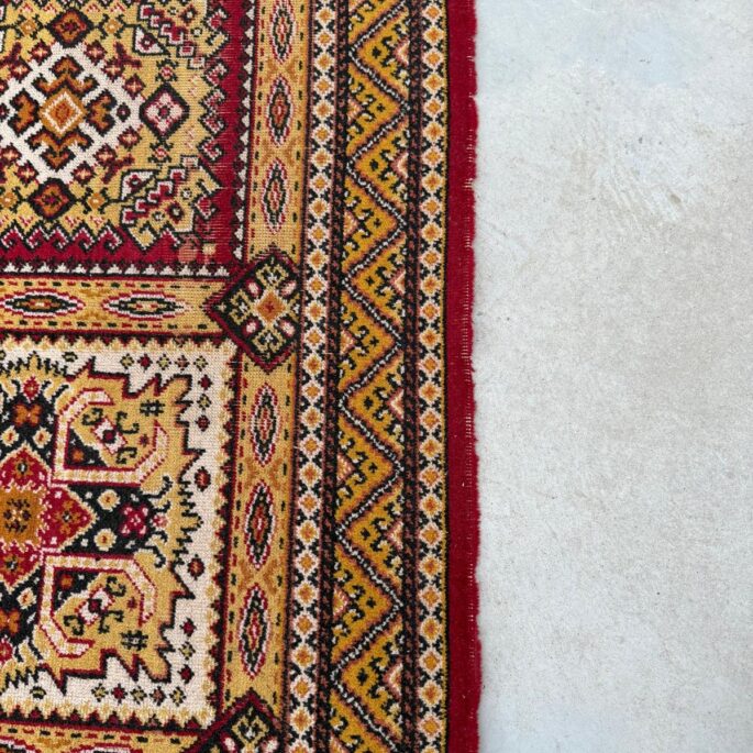 Paklājs ar ornamentiem (171 x 241 cm)