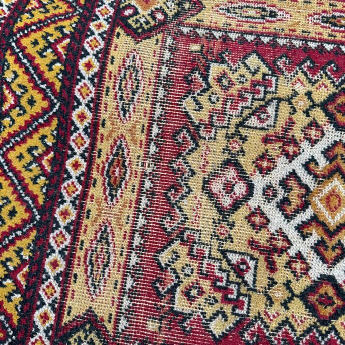 Paklājs ar ornamentiem (171 x 241 cm)