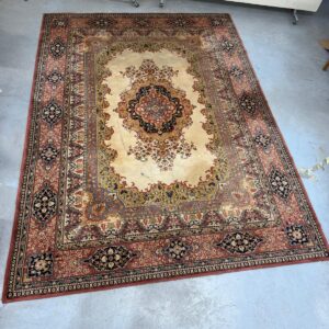 Paklājs ar ornamentiem (250 x 240 cm)
