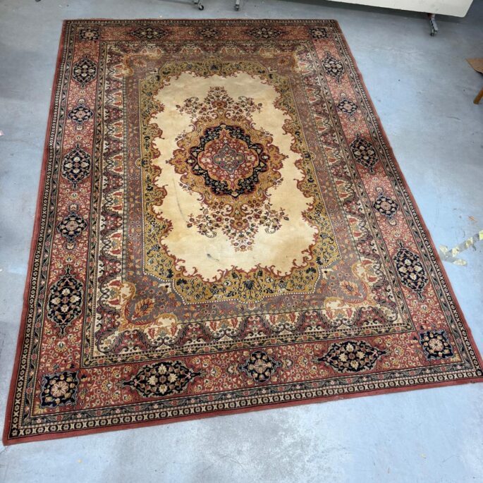 Paklājs ar ornamentiem (250 x 240 cm)