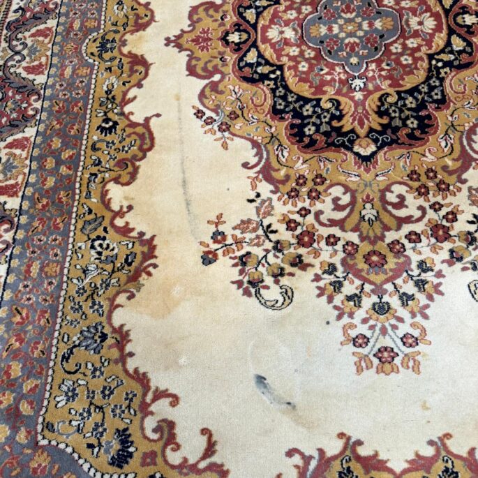 Paklājs ar ornamentiem (250 x 240 cm)
