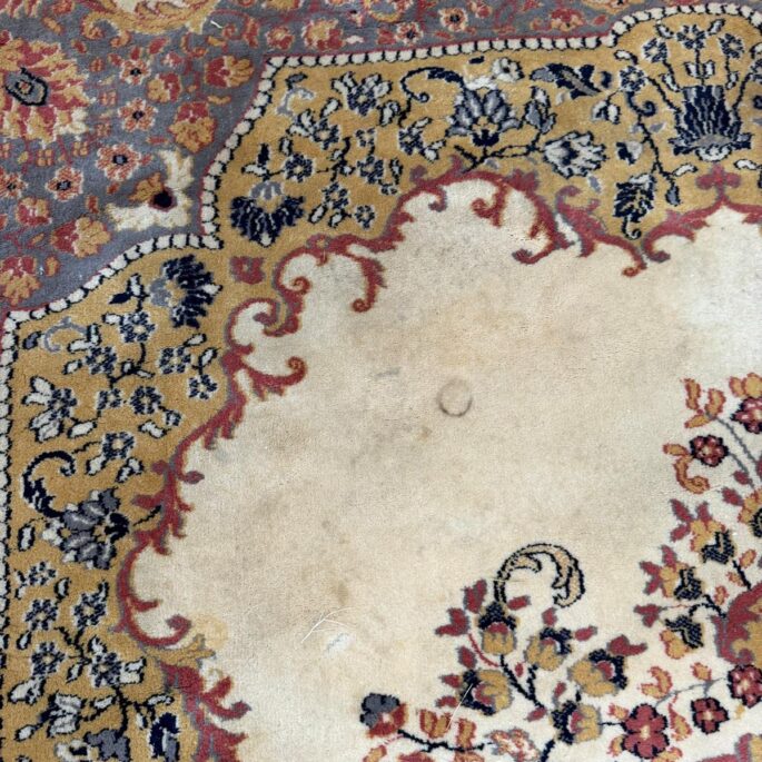 Paklājs ar ornamentiem (250 x 240 cm)