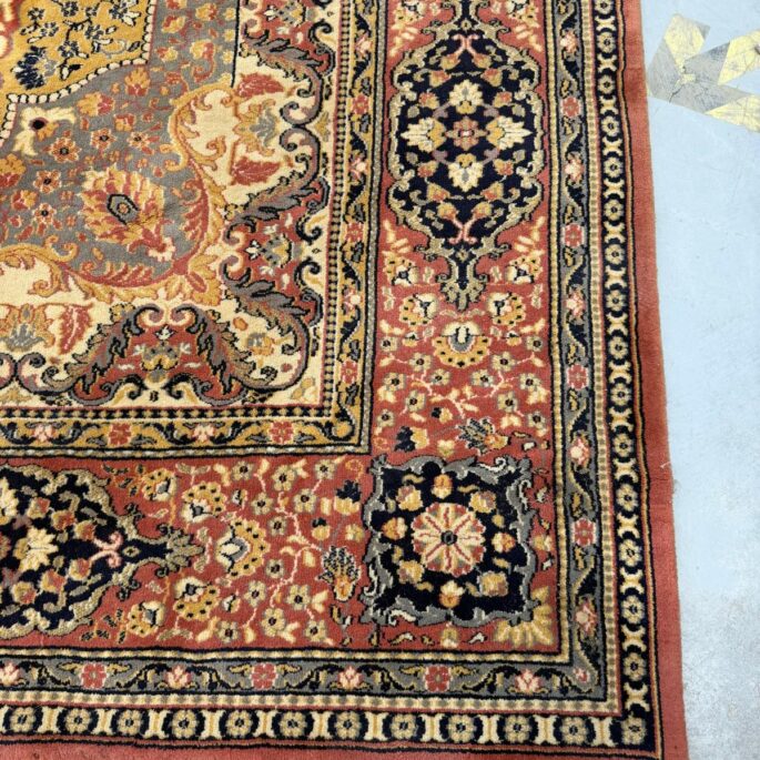 Paklājs ar ornamentiem (250 x 240 cm)