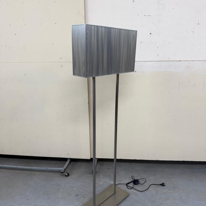 Metāla stāvlampa (prece uz pasūtījumu)