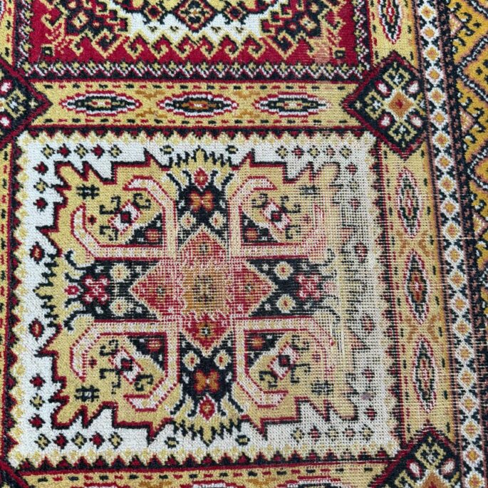 Paklājs ar ornamentiem (171 x 241 cm)