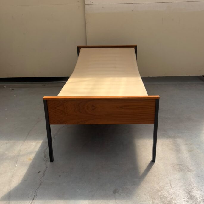 Vienguļamā gulta ar redelēm (90 x 200) (prece uz pasūtījumu)