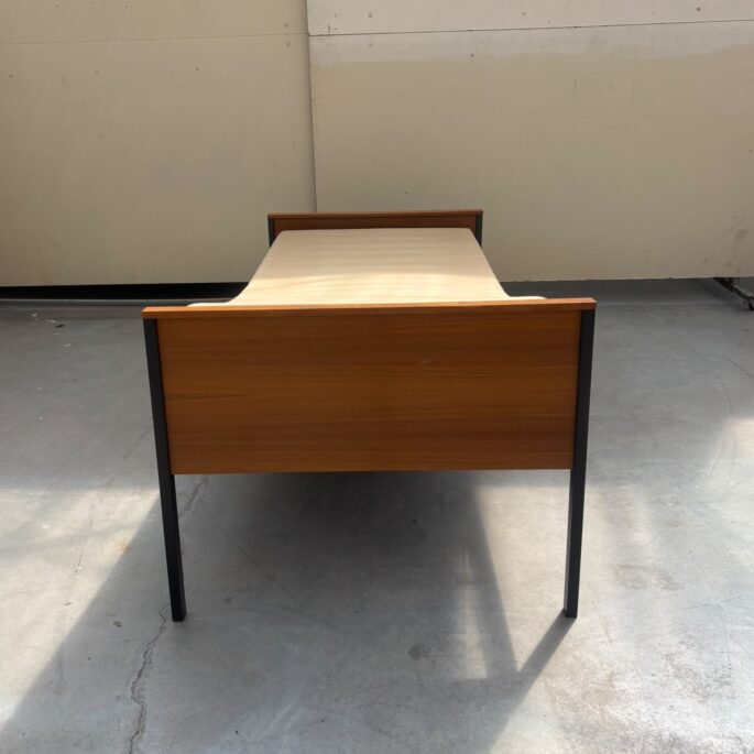 Vienguļamā gulta ar redelēm (90 x 200) (prece uz pasūtījumu)