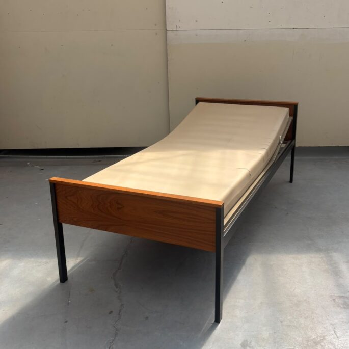 Vienguļamā gulta ar redelēm (90 x 200) (prece uz pasūtījumu)