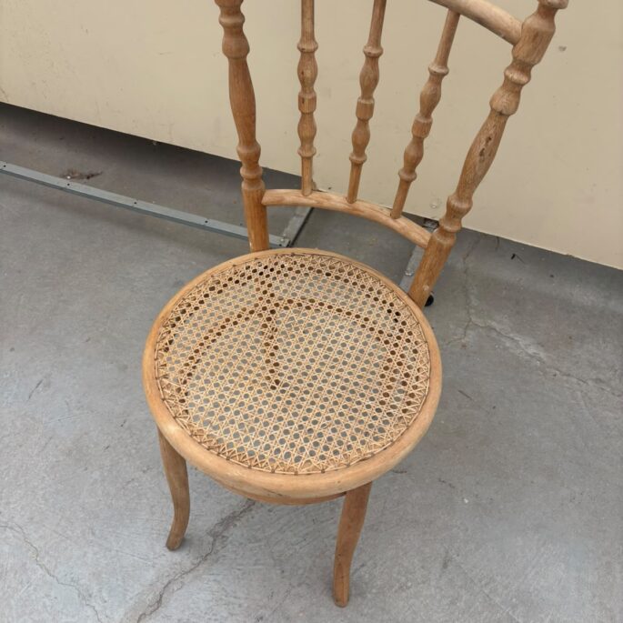 Koka krēsls ar pinumu