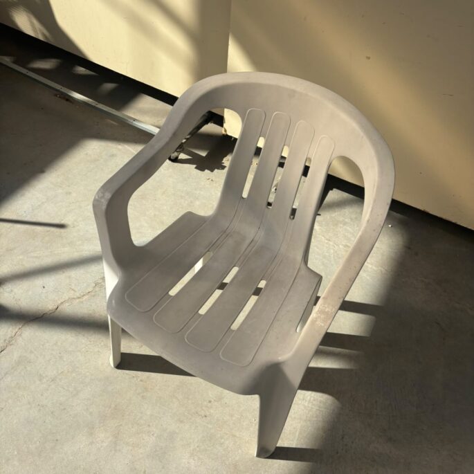 Plastmasas krēsls ar roku balstiem