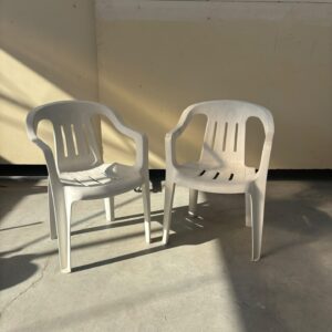Plastmasas krēsls ar roku balstiem