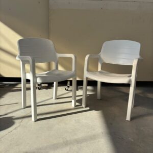Plastmasas krēsls ar roku balstiem