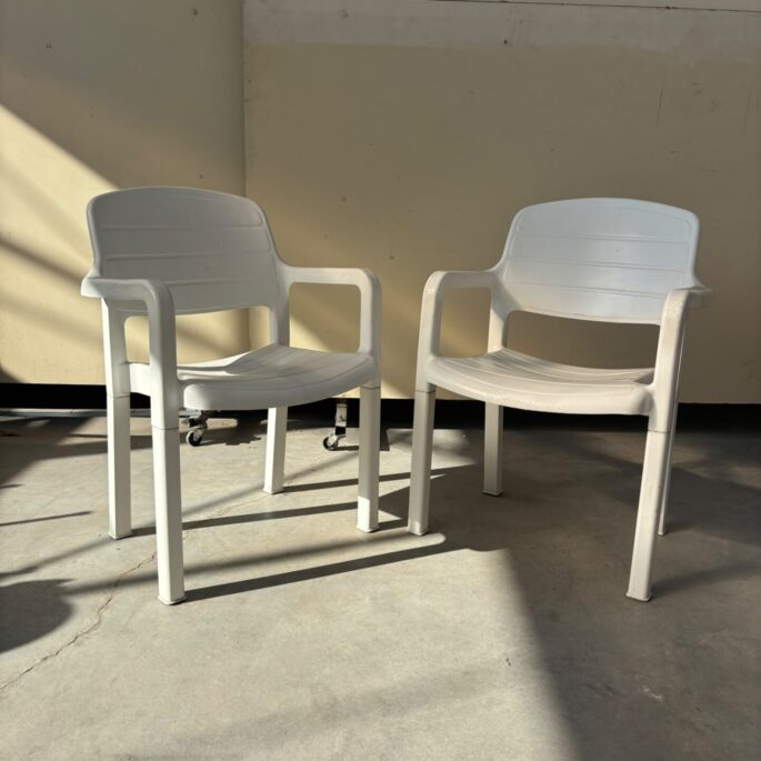 Plastmasas krēsls ar roku balstiem