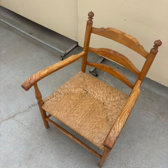 Ozolkoka krēsls ar roku balstiem (prece uz pasūtījumu)