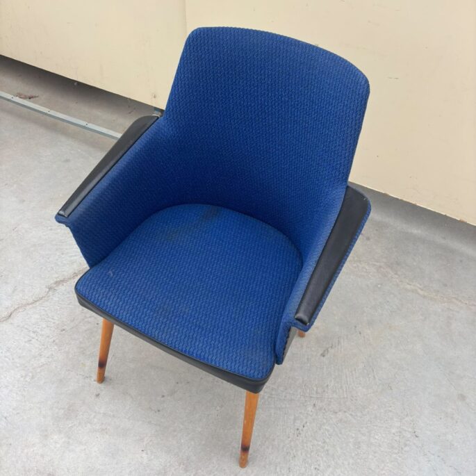 Krēsls ar roku balstiem