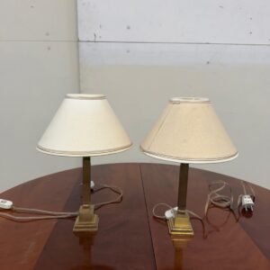Metāla galda lampa ar bēšu abažūru