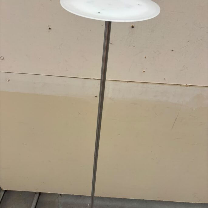 Metāla stāvlampa (prece uz pasūtījumu)