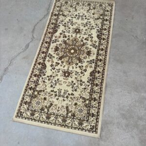 Paklājs ar ornamentiem (67 x 139 cm)