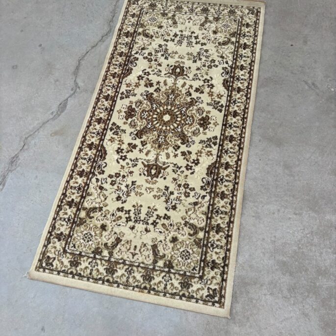 Paklājs ar ornamentiem (67 x 139 cm)